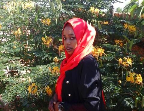 نشوى.. فنانة بمواصفات خاصة.. تنحت الفواكه وتعمل التورتات من الفلين 1 نشوى