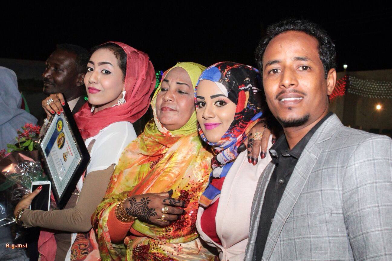 بالصور.. اختيار نعمة عثمان ضمن قائمة أفضل نجوم العام 2015..ومذيعة النيل الأزرق تبعث برسالة مؤثرة لوالديها وأصدقائها بعد التكريم 2 نعمة1