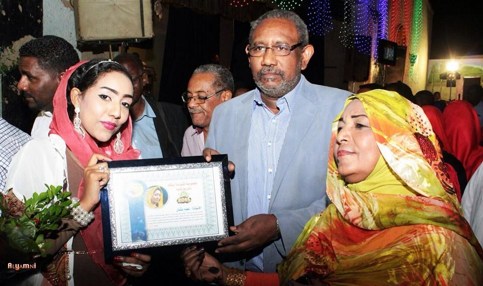 بالصور.. اختيار نعمة عثمان ضمن قائمة أفضل نجوم العام 2015..ومذيعة النيل الأزرق تبعث برسالة مؤثرة لوالديها وأصدقائها بعد التكريم 3 نعمة2