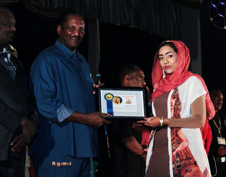 بالصور.. اختيار نعمة عثمان ضمن قائمة أفضل نجوم العام 2015..ومذيعة النيل الأزرق تبعث برسالة مؤثرة لوالديها وأصدقائها بعد التكريم 5 نعمة4