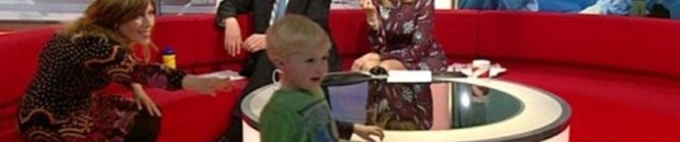 الطفل هاري برفقة والدته