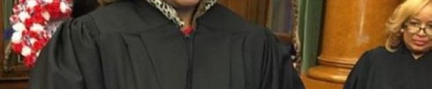 بالصور: أول قاضية بحجاب في أميركا تقسم اليمين على المصحف 14 القاضية كارولين ووكر