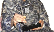 حاجة السريرة مكي الصوفي مصممة أول علم للسودان