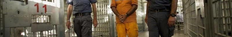 شاهد بالفيديو.. قاتل يحطم قيوده ويهرب من السقف 10 سجن عنيف