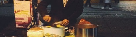 بالصورة: لاجئ سوري يطعم المحتاجين في برلين "ردا لجميل ألمانيا" 11 سوري يطعم المحتاجين