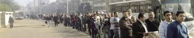 طوابير من الشباب المصريين الذين يرغبون في الاغتراب الي السودان، أحدهم يقول: هاخد مراتى وأولادى وأعيش فى السودان 10 طوابير