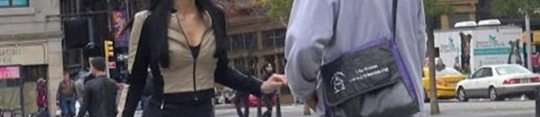 فتاة حسناء تخدع الشباب بنظارة