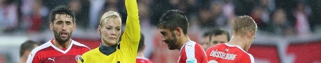 في سابقة غريبة.. لاعب يدير مباراة للكرة النسائية عقابا على إهانة سيدة + صورة 11 لاعب يدير مباراة للكرة النسائية