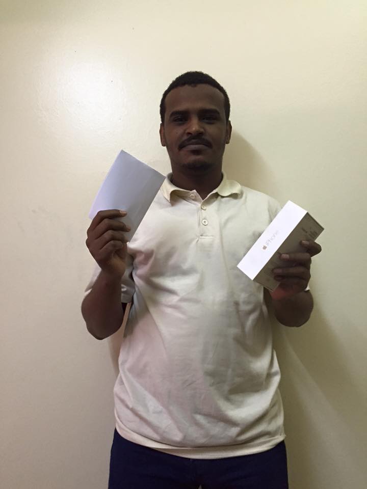 محبي المطربة ندي القلعة يهدون شاب سوداني هاتف (أيفون) 