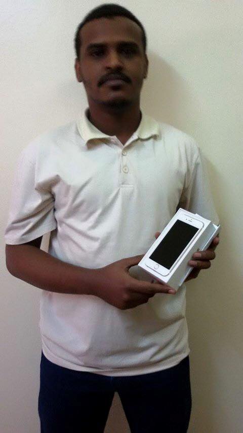 محبي المطربة ندي القلعة يهدون شاب سوداني هاتف (أيفون) 