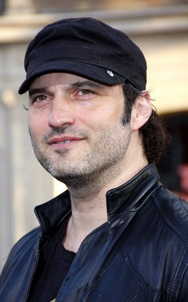 بالصور: إنتاج فيلم سينمائي يحظر عرضه إلا بعد 100 عام.. وطريقة غريبة للتذاكر..! 1 المخرج العالمي روبرت رودريغيز