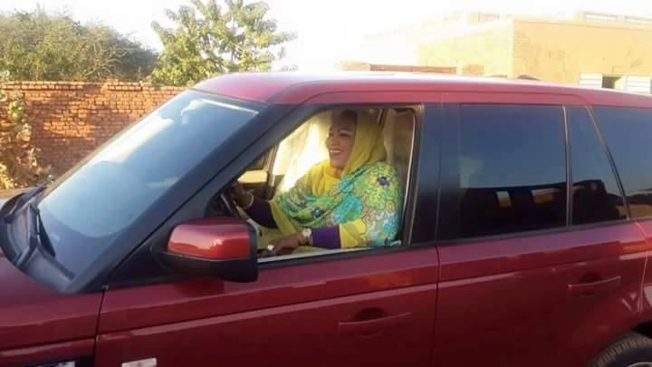بالصورة.. الفنانة إنصاف مدني تستعرض بسيارتها الجديدة.. ورواد مواقع التواصل الاجتماعي يدخلونها في تحدي مع ندي القلعة 3 انصاف مدني 2