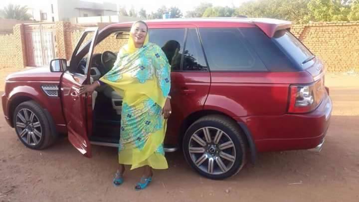 بالصورة.. الفنانة إنصاف مدني تستعرض بسيارتها الجديدة.. ورواد مواقع التواصل الاجتماعي يدخلونها في تحدي مع ندي القلعة 2 انصاف مدني
