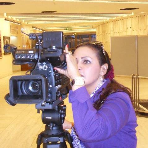 بالصورة.. المذيعة جدية عثمان تعود للظهور وهي تداعب الكاميرا.. ونشطاء يصفونها بالمبدعة يباركون لها الوظيفة الجديدة 2 جدية كاميرا2