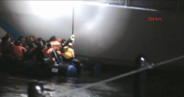 جدة: مصرع 7 متسللين عرب بينهم 5 أطفال غرقاً.. وإنقاذ 13 سيدة بعد فرار مهربهم 1 جندي يحاول إغراق قارب لاجئين سوريين