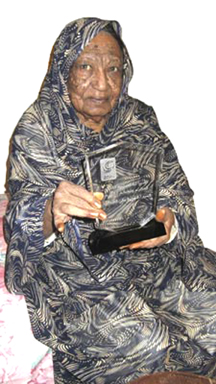 حاجة السريرة مكي الصوفي مصممة أول علم للسودان