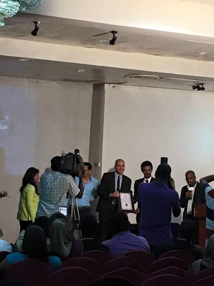 عاجل وبالصور.. اختيار الفنان حسين الصادق سفيراً للنوايا الحسنة 3 حسين سفير