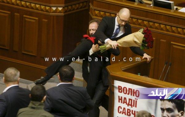 رئيس وزراء أوكرانيا يتعرض للإهانة