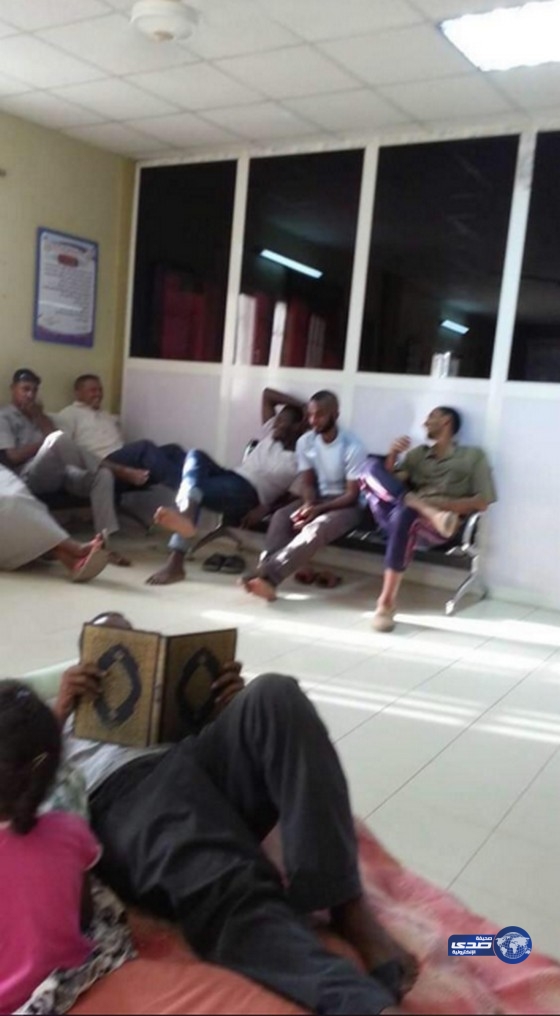 سوداني فصل عليه الكهرباء أخذ فرشته واطفاله للنوم داخل شركة الكهرباء