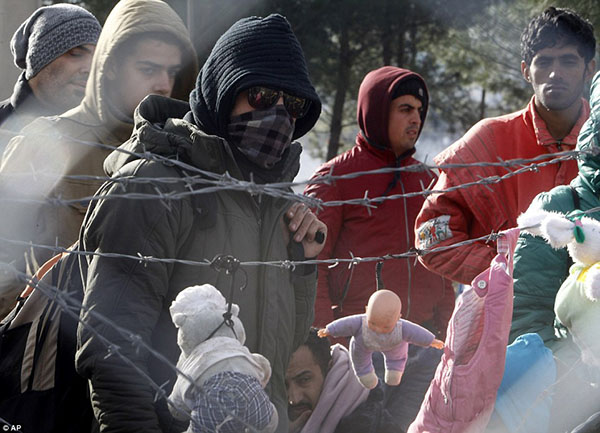 بيانات الهواتف سلاح أوروبي جديد لترحيل اللاجئين 1 سياج حدودي لمنع انتقال اللاجئين