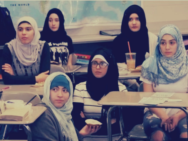 طالبات أمريكيات يرتدين الحجاب تضامنا مع المسلمات
