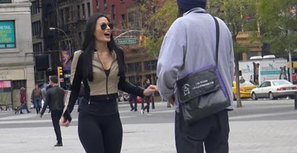 متزوجة تخون زوجها مع عشيقها .. وهكذا تصرف والدها أمام زملائها بالشركة بعدما علم بالأمر! 1 فتاة حسناء تخدع الشباب بنظارة