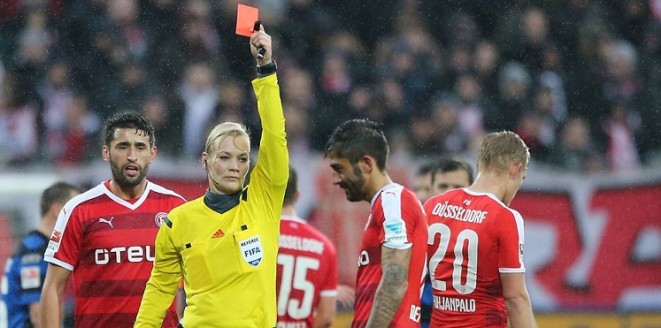 في سابقة غريبة.. لاعب يدير مباراة للكرة النسائية عقابا على إهانة سيدة + صورة 1 لاعب يدير مباراة للكرة النسائية