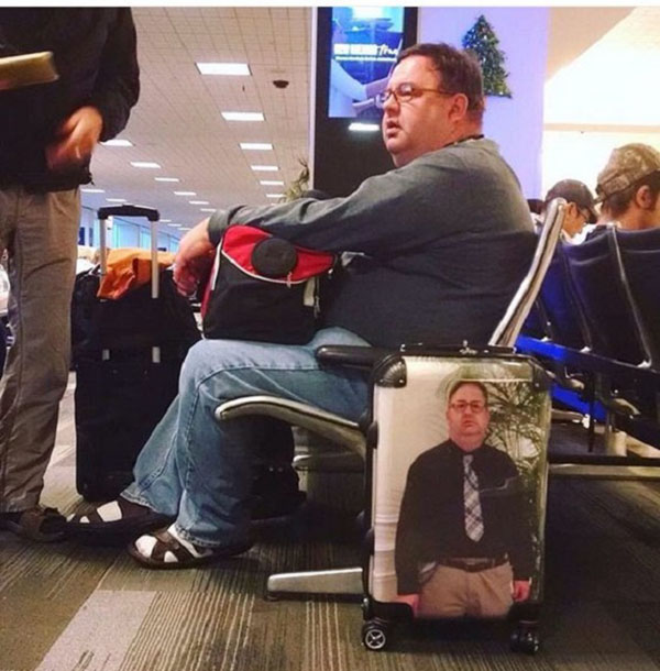 مسافر يبتكر طريقة فريدة لتجنب فقدان حقائبه