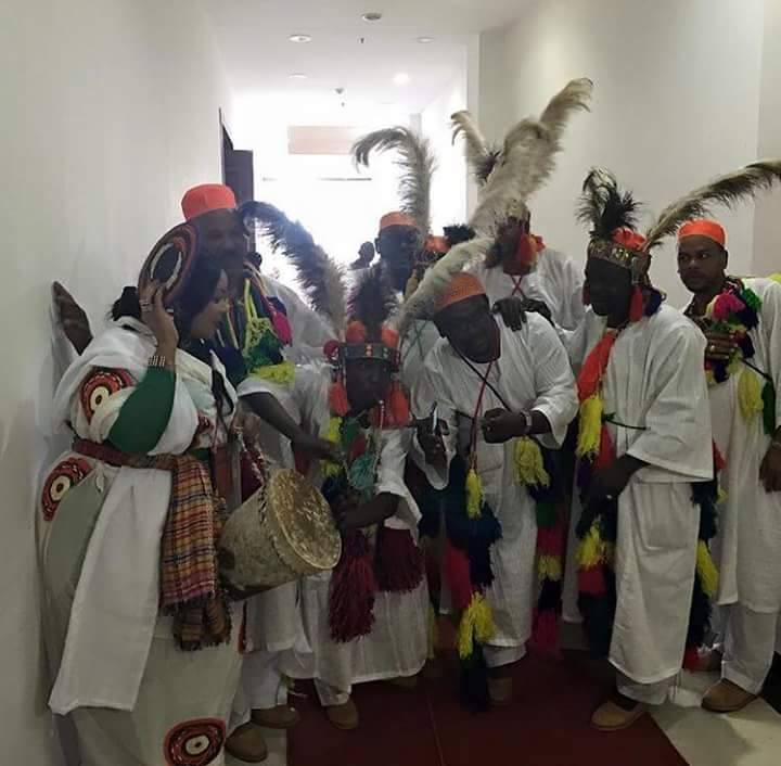 بالصور..ندي القلعة تفاجئ الجميع وتدشن مشاركتها في الحوار الوطني بأزياء غريبة 2 ندي