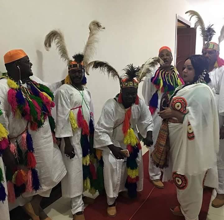 بالصور..ندي القلعة تفاجئ الجميع وتدشن مشاركتها في الحوار الوطني بأزياء غريبة 3 ندي1