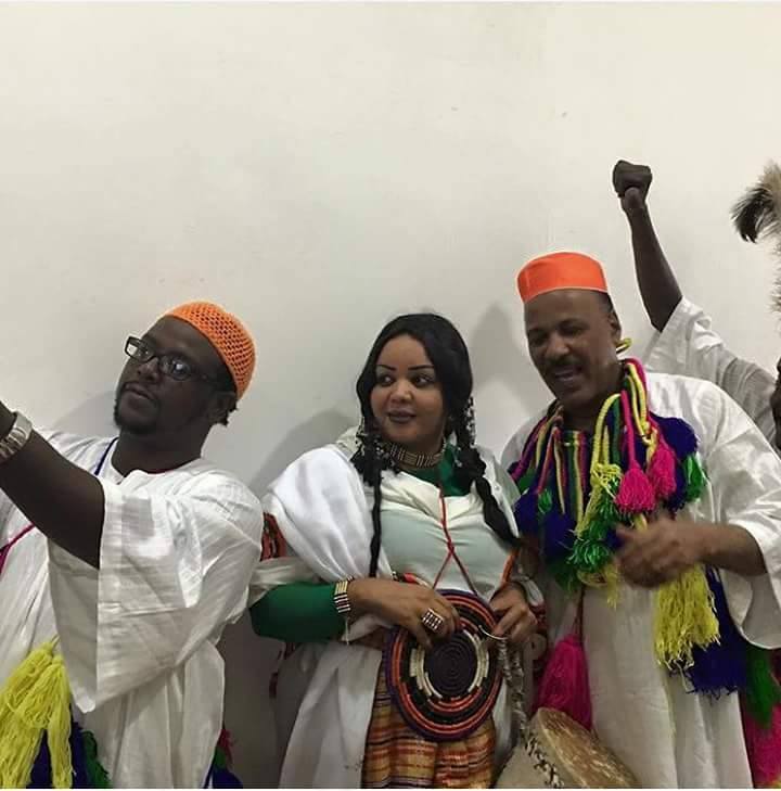 بالصور..ندي القلعة تفاجئ الجميع وتدشن مشاركتها في الحوار الوطني بأزياء غريبة 4 ندي2