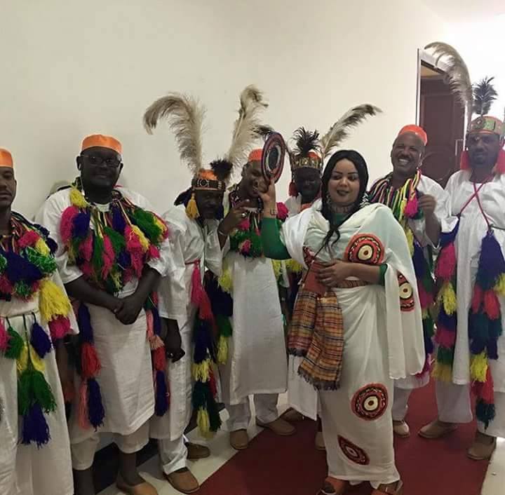 بالصور..ندي القلعة تفاجئ الجميع وتدشن مشاركتها في الحوار الوطني بأزياء غريبة 6 ندي4