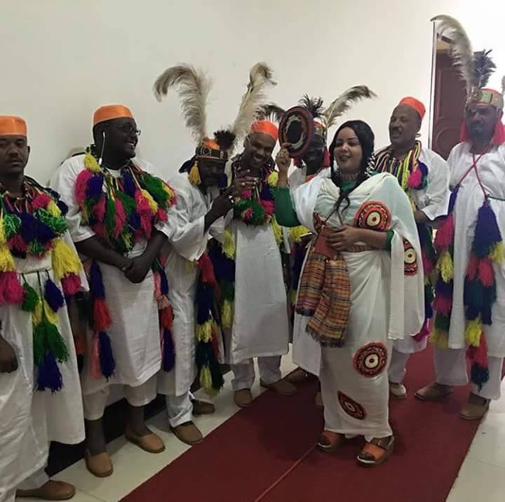 بالصور..ندي القلعة تفاجئ الجميع وتدشن مشاركتها في الحوار الوطني بأزياء غريبة 7 ندي5