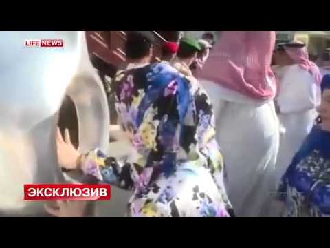 بالفيديو.. والدة رئيس الشيشان تنهار بالبكاء بعد صلاتها داخل الكعبة 1 والدة رئيس الشيشان