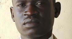 صحفي من جنوب السودان: قرار «البشير» بفتح الحدود أنقذ الجنوب 10 اتيم سايمون