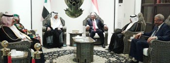وزير العدل استقبل النائب العام القطري في مطار الخرطوم