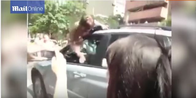 بالفيديو: ضبطت زوجها مع عشيقته في السيارة فهاجمتهما بشراسة 1 Capture