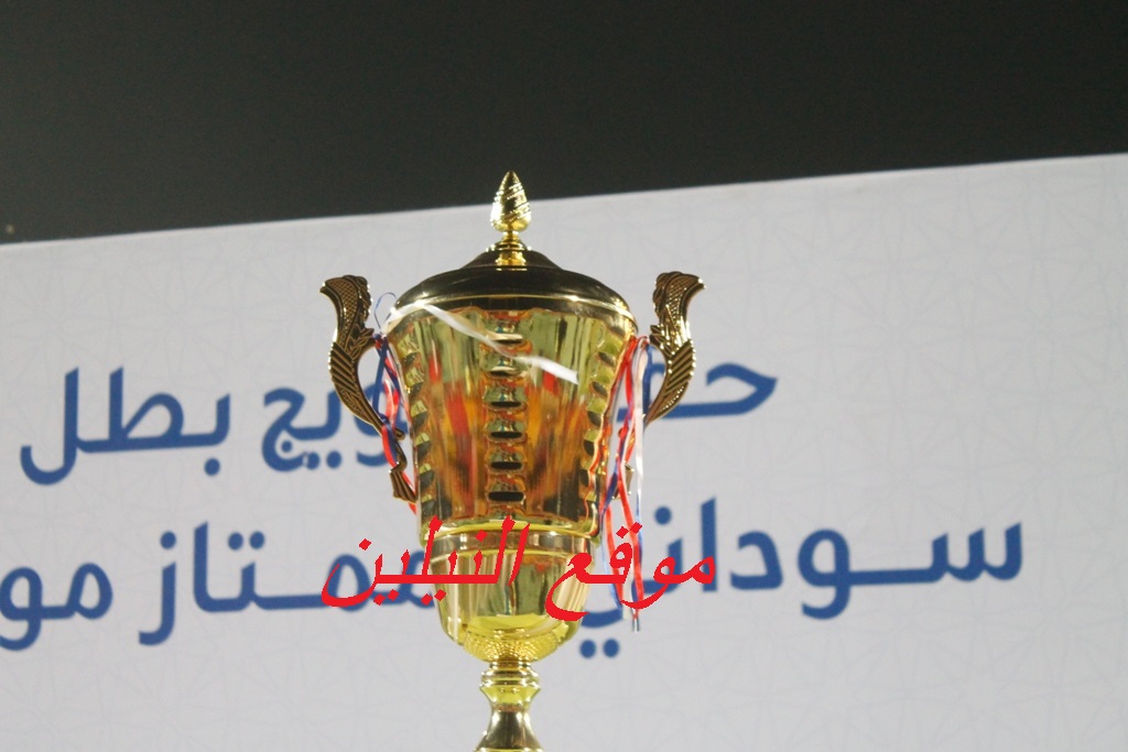 شاهد بالصور.. لحظة تتويج المريخ بكأس الممتاز.. القائد وفييرا يحملان الكأس ويحتفلان مع الجمهور في لقطة معبرة 4 لحظة تتويج المريخ بكأس الممتاز