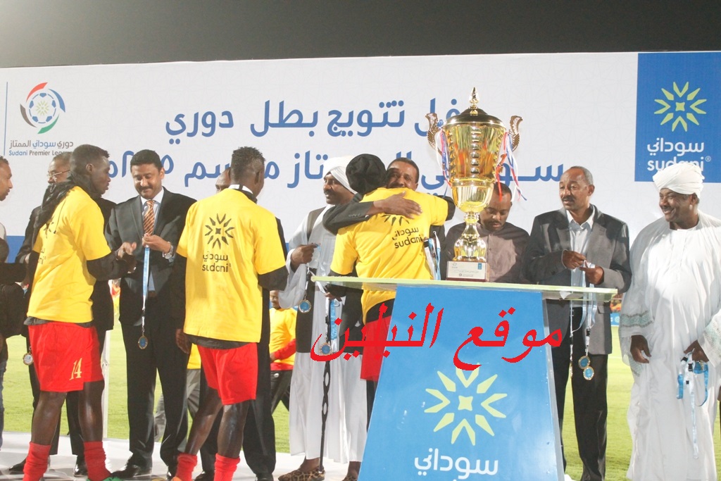 شاهد بالصور.. لحظة تتويج المريخ بكأس الممتاز.. القائد وفييرا يحملان الكأس ويحتفلان مع الجمهور في لقطة معبرة 1 MG 1326