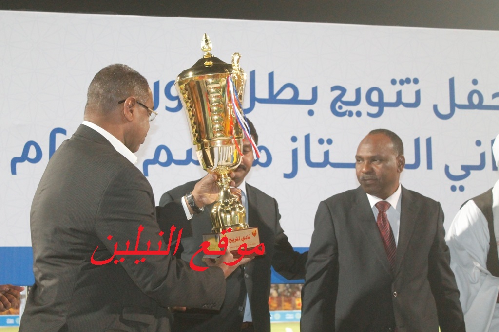 شاهد بالصور.. لحظة تتويج المريخ بكأس الممتاز.. القائد وفييرا يحملان الكأس ويحتفلان مع الجمهور في لقطة معبرة 6 لحظة تتويج المريخ بكأس الممتاز