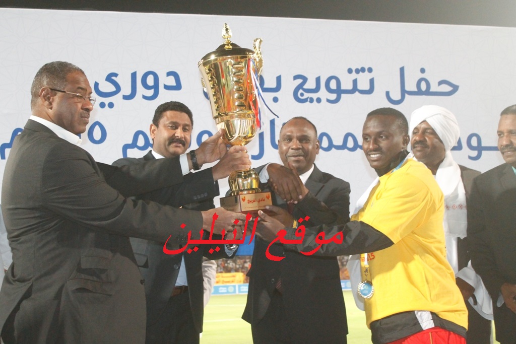 شاهد بالصور.. لحظة تتويج المريخ بكأس الممتاز.. القائد وفييرا يحملان الكأس ويحتفلان مع الجمهور في لقطة معبرة 7 لحظة تتويج المريخ بكأس الممتاز