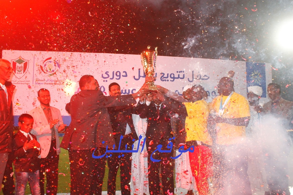 شاهد بالصور.. لحظة تتويج المريخ بكأس الممتاز.. القائد وفييرا يحملان الكأس ويحتفلان مع الجمهور في لقطة معبرة 2 لحظة تتويج المريخ بكأس الممتاز