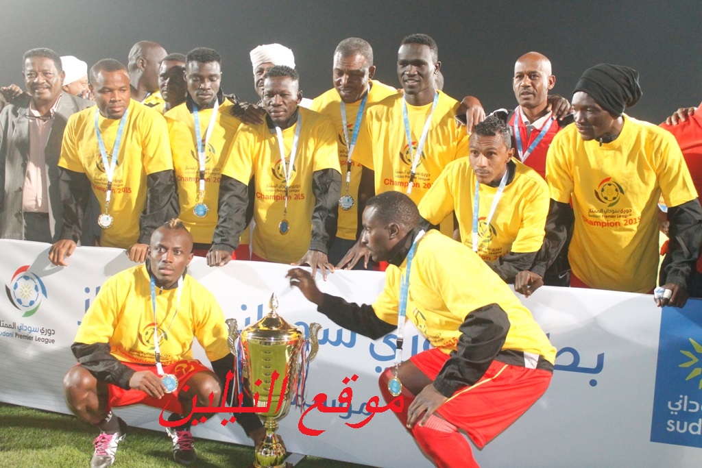 شاهد بالصور.. لحظة تتويج المريخ بكأس الممتاز.. القائد وفييرا يحملان الكأس ويحتفلان مع الجمهور في لقطة معبرة 8 لحظة تتويج المريخ بكأس الممتاز