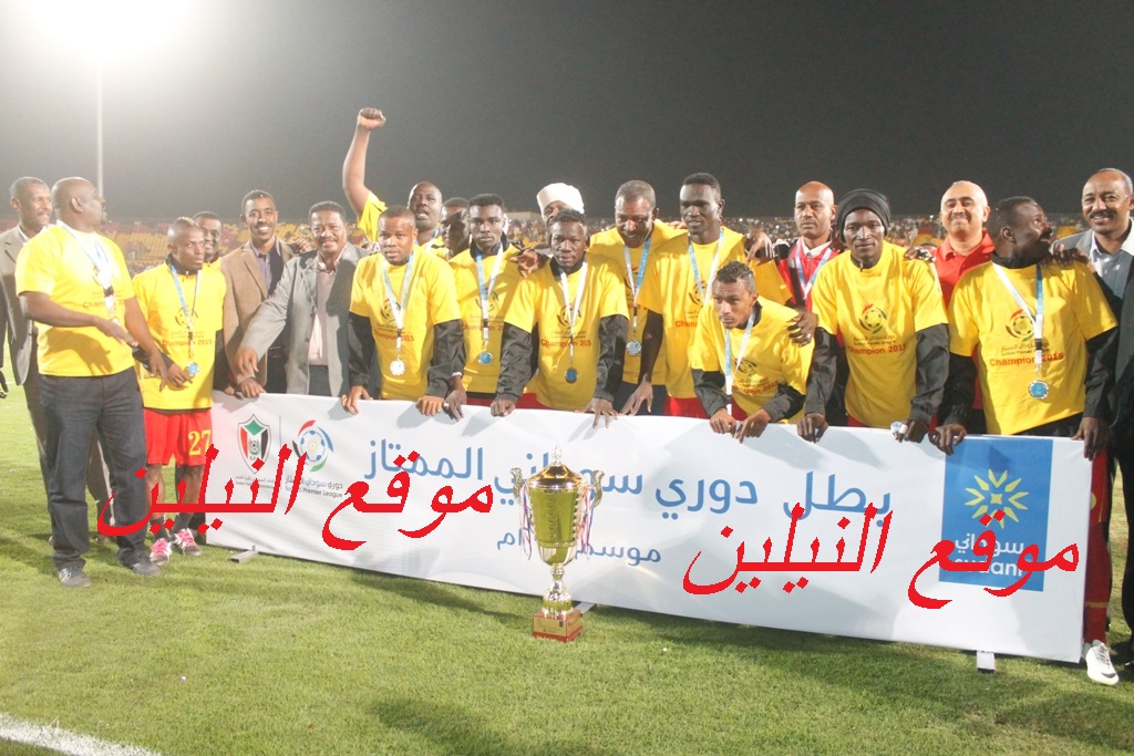 شاهد بالصور.. لحظة تتويج المريخ بكأس الممتاز.. القائد وفييرا يحملان الكأس ويحتفلان مع الجمهور في لقطة معبرة 9 لحظة تتويج المريخ بكأس الممتاز