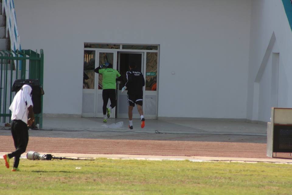 صور طريفة.. حكام مباراة الهلال وهلال كادوقلي يحمون أنفسهم من النحل باستخدام أقمشة الرايات.. وحارس الهلال جمعة يلوذ بالفرار في مشهد مضحك 3 صور طريفة.. حكام مباراة الهلال وهلال كادوقلي يحمون أنفسهم من النحل باستخدام أقمشة الرايات