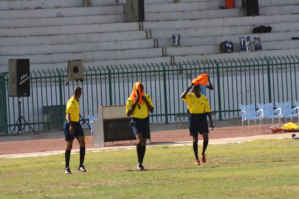 صور طريفة.. حكام مباراة الهلال وهلال كادوقلي يحمون أنفسهم من النحل باستخدام أقمشة الرايات.. وحارس الهلال جمعة يلوذ بالفرار في مشهد مضحك 4 صور طريفة.. حكام مباراة الهلال وهلال كادوقلي يحمون أنفسهم من النحل باستخدام أقمشة الرايات