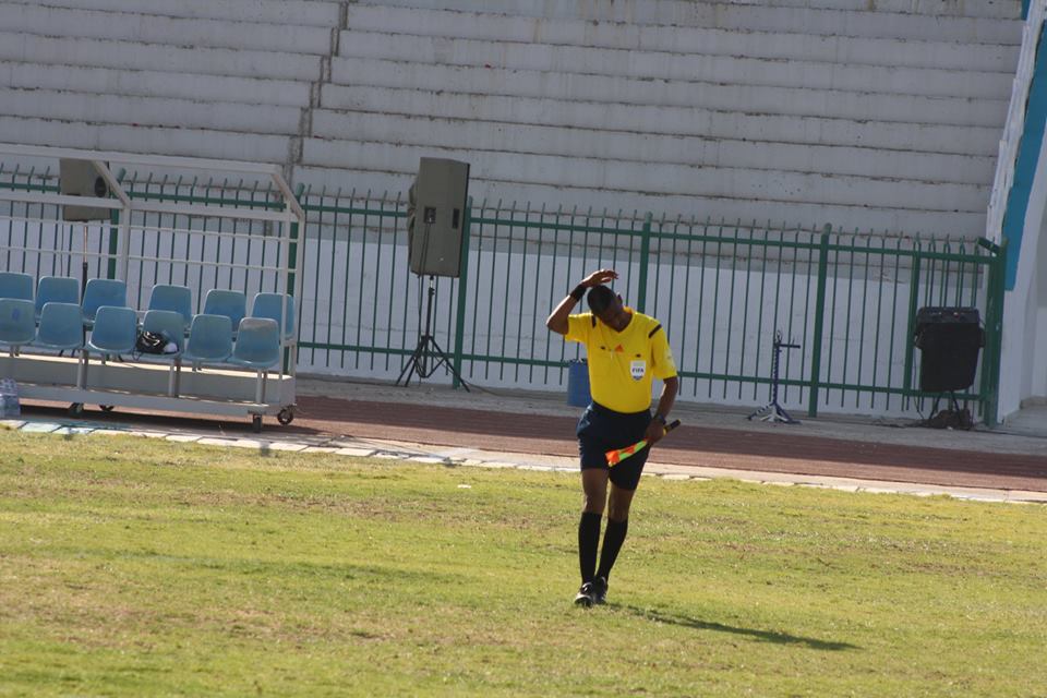 صور طريفة.. حكام مباراة الهلال وهلال كادوقلي يحمون أنفسهم من النحل باستخدام أقمشة الرايات.. وحارس الهلال جمعة يلوذ بالفرار في مشهد مضحك 5 صور طريفة.. حكام مباراة الهلال وهلال كادوقلي يحمون أنفسهم من النحل باستخدام أقمشة الرايات