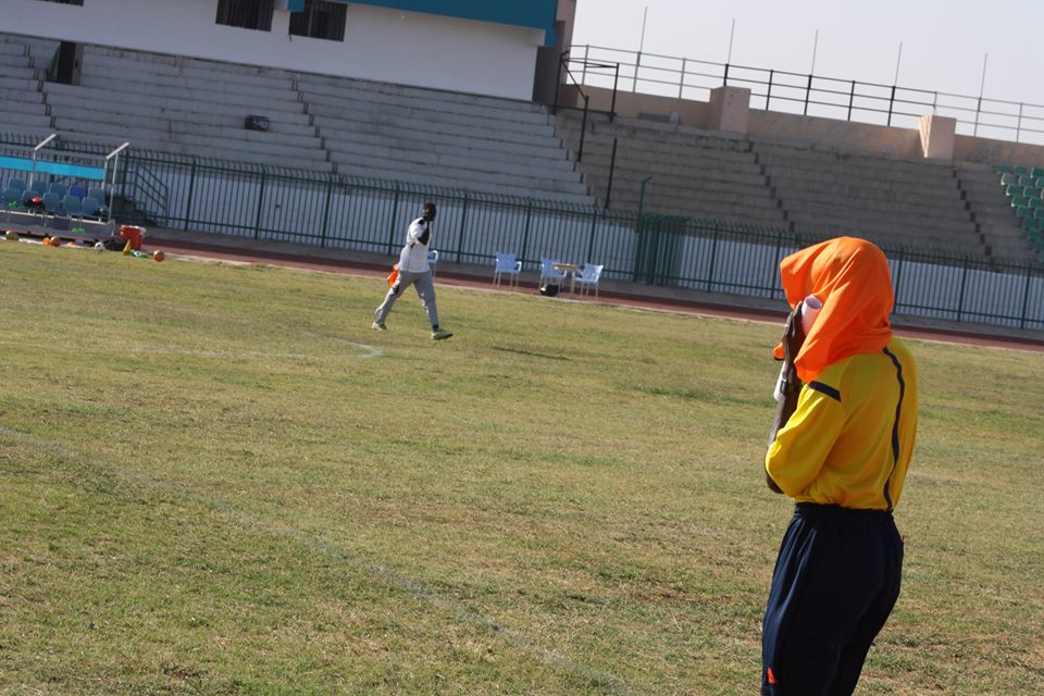 صور طريفة.. حكام مباراة الهلال وهلال كادوقلي يحمون أنفسهم من النحل باستخدام أقمشة الرايات.. وحارس الهلال جمعة يلوذ بالفرار في مشهد مضحك 6 صور طريفة.. حكام مباراة الهلال وهلال كادوقلي يحمون أنفسهم من النحل باستخدام أقمشة الرايات
