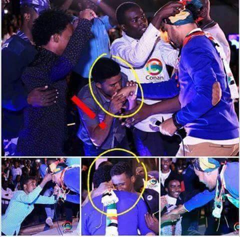 في ظاهرة أثارت العديد من ردود الأفعال..الجماهير تحتشد وتقبل يد المطرب السوداني أحمد الصادق