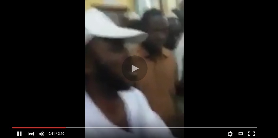 بالفيديو.. سوداني كفيف يقرأ القرآن (باللمس فقط) ويتحدى الجميع بمعرفة بأرقام الصفحات وترتيب الآيات 1 blind sudanese man